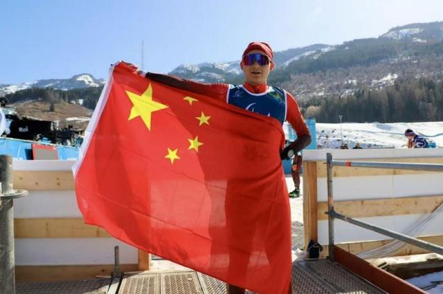 开云体育-米兰冬残奥会首个比赛日,国歌响彻意大利泰塞罗越野滑雪体育场|米兰冬残奥会特别报道