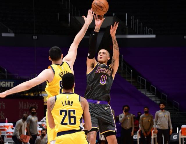 开云体育app-末节15分助湖人逆转 库兹马还悄然成为队内篮板王